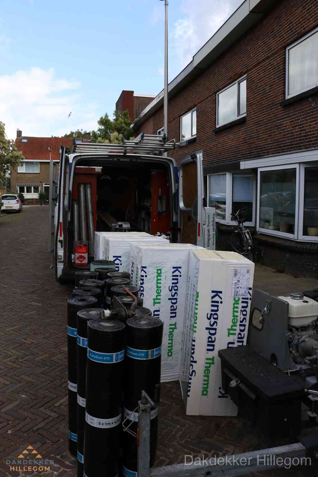 Plat dak met bitumen dakbedekking en brander in Hillegom