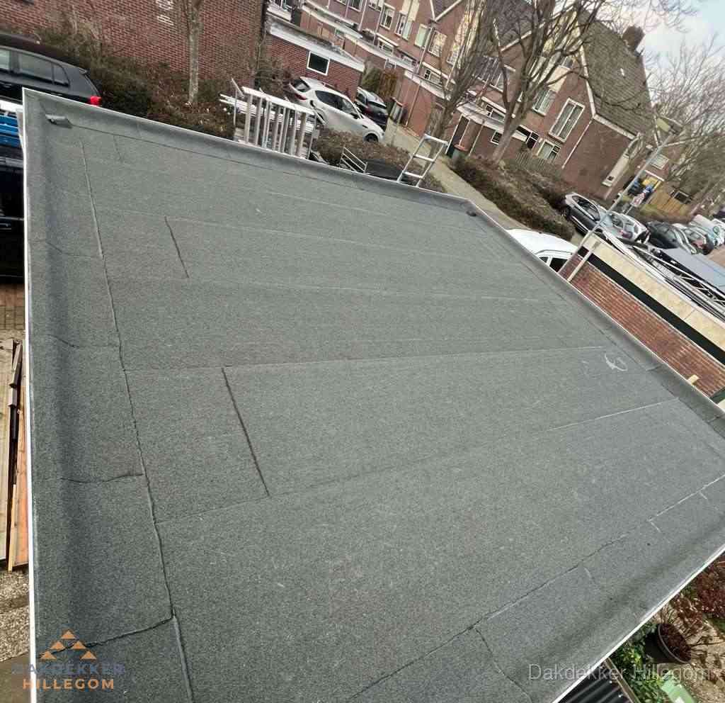 Nieuwe bitumen dakbedekking op plat dak van garage in Hillegom