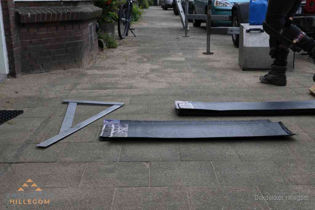 Dakbedekkingsmateriaal en zinkwerk klaargelegd voor reparatie in Hillegom