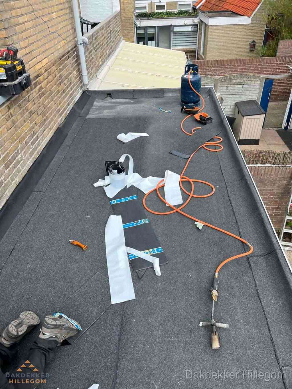 Dakdekker brengt EPDM dakbedekking aan op plat dak in Hillegom