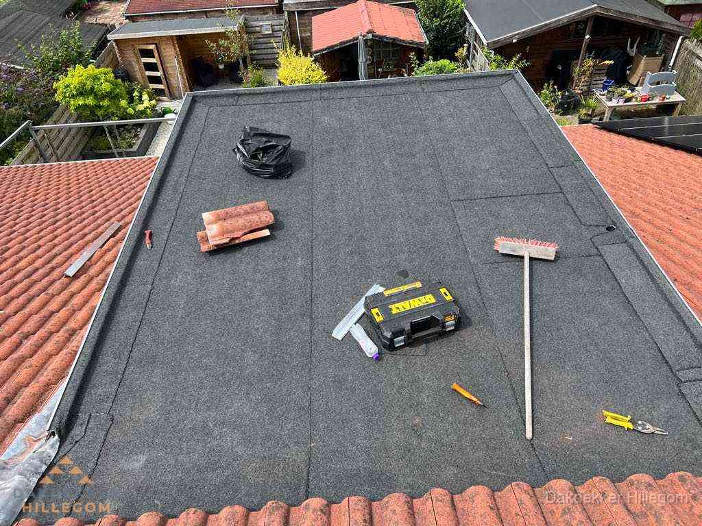Nieuw plat dak met bitumen dakbedekking in Hillegom