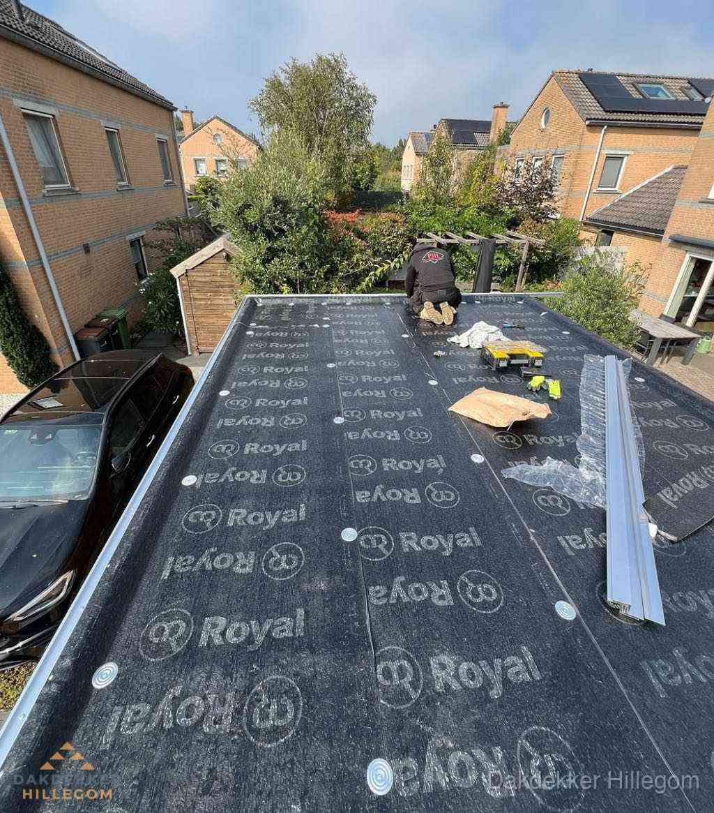 Dakdekker aan het werk op plat dak renovatie in Hillegom