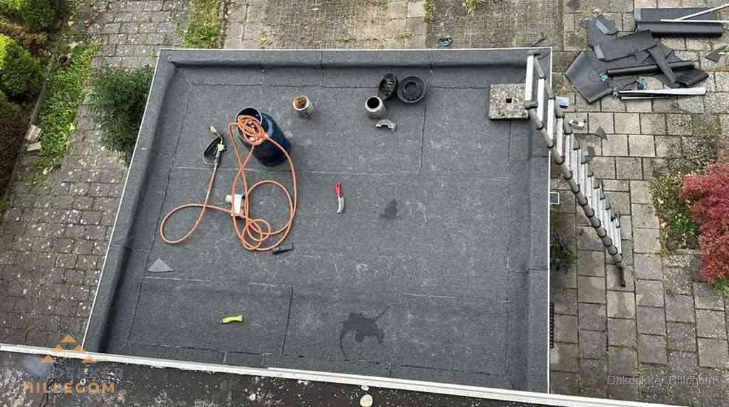 Plat dak met nieuwe bitumen bedekking in Hillegom