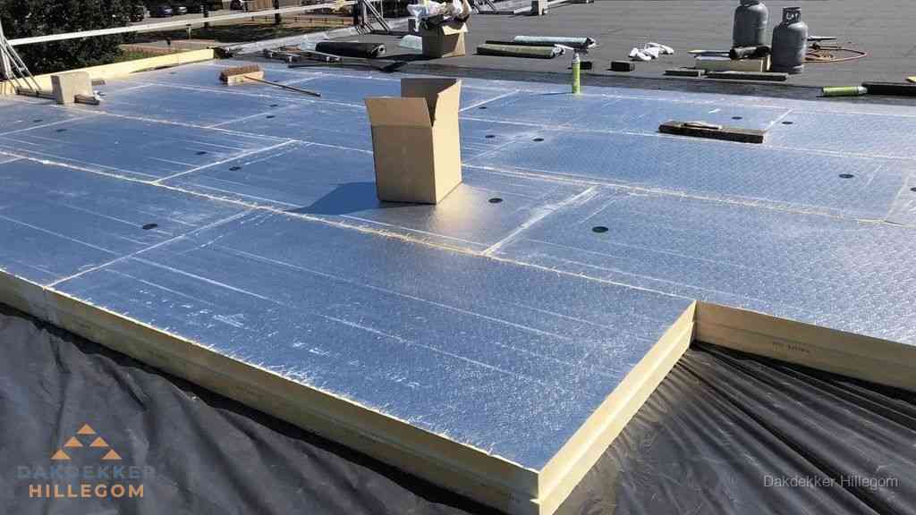 PIR isolatieplaten worden gelegd op plat dak voor dakisolatie in Hillegom