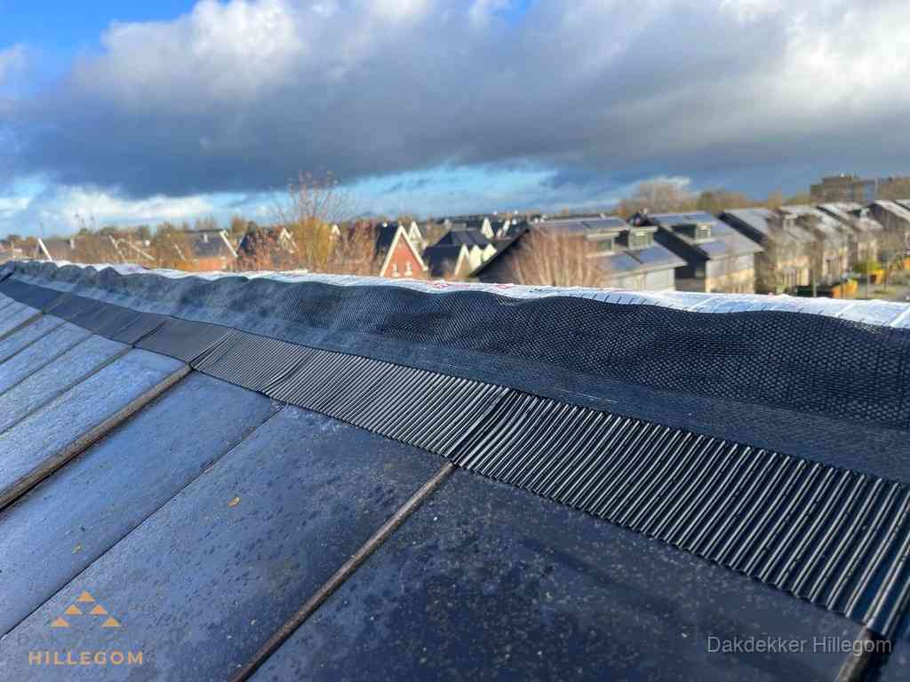 Dakisolatie bij de nok met ventilatieprofiel op schuin dak in Hillegom
