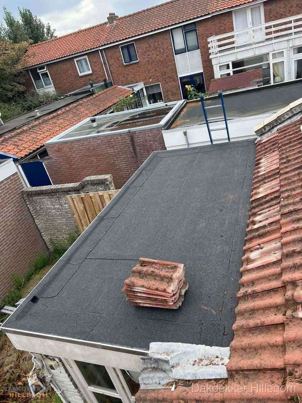 Aanbouw plat dak met reservepannen voor dakpannen vervangen in Hillegom