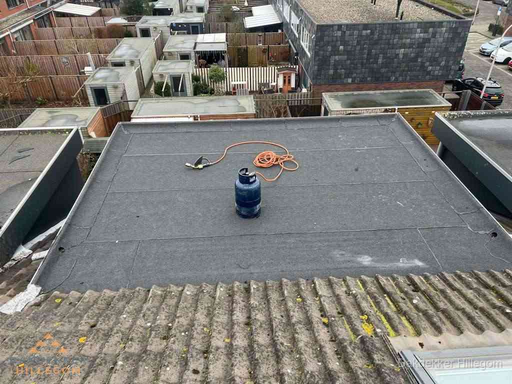 Dakreparatie plat dak met bitumen in Hillegom
