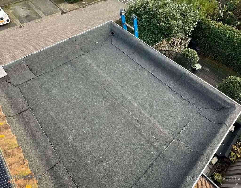 Gerenoveerd plat dak met nieuwe bitumen dakbedekking in Hillegom