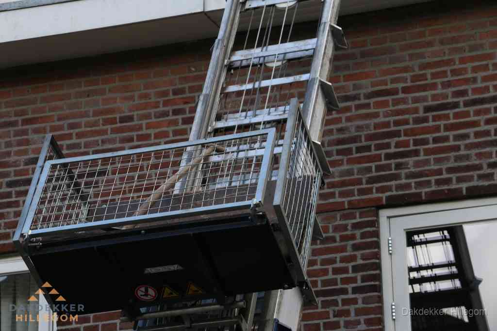 Ladderlift met dakpannen voor dakpan reparatie in Hillegom
