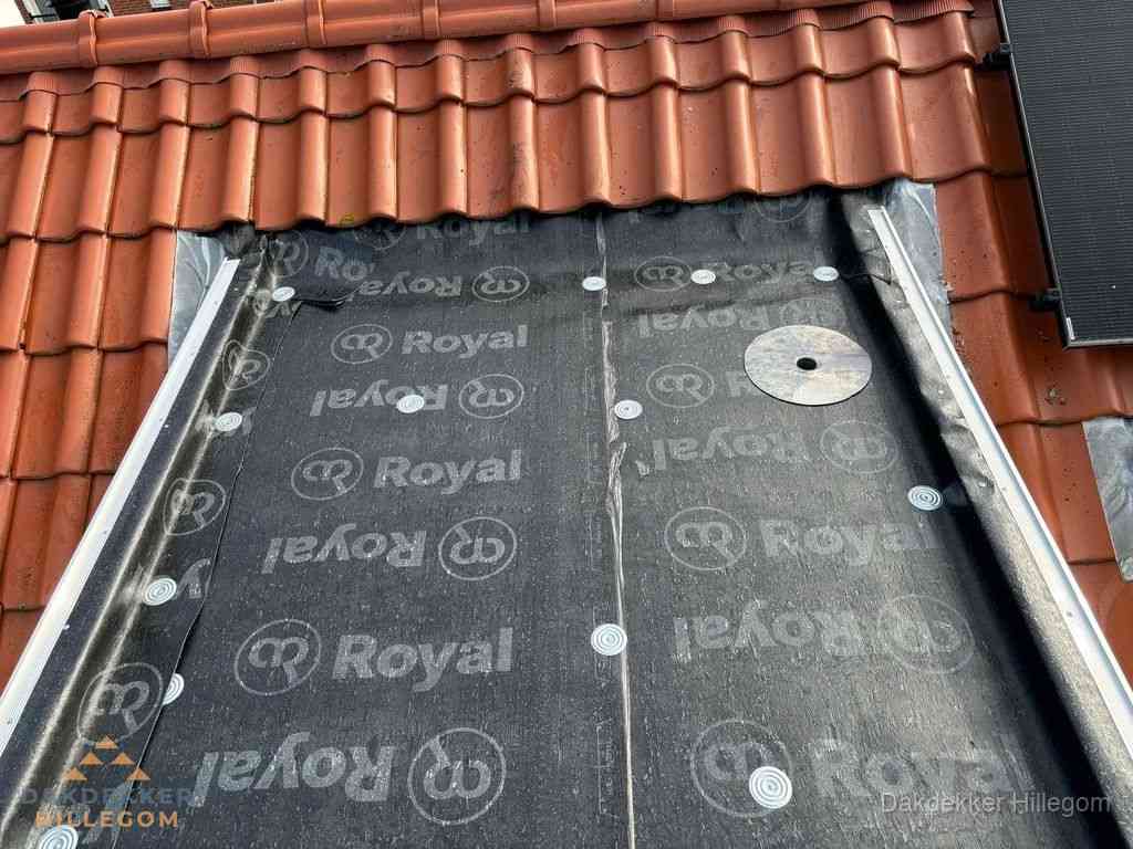 Nieuw dak met dakpannen en Royal onderlaag bij woning in Hillegom