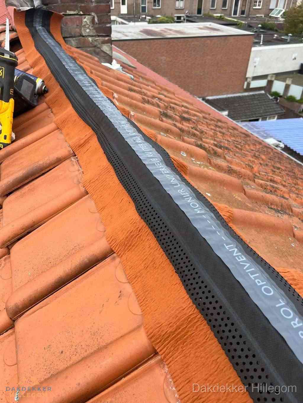 Plat dak aanbouw met bitumen naast schuin pannendak in Hillegom
