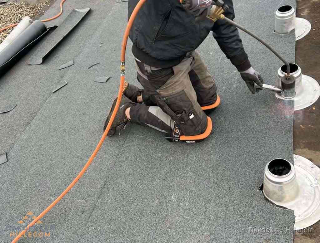 Gereedschap op nieuw plat dak na renovatie in Hillegom