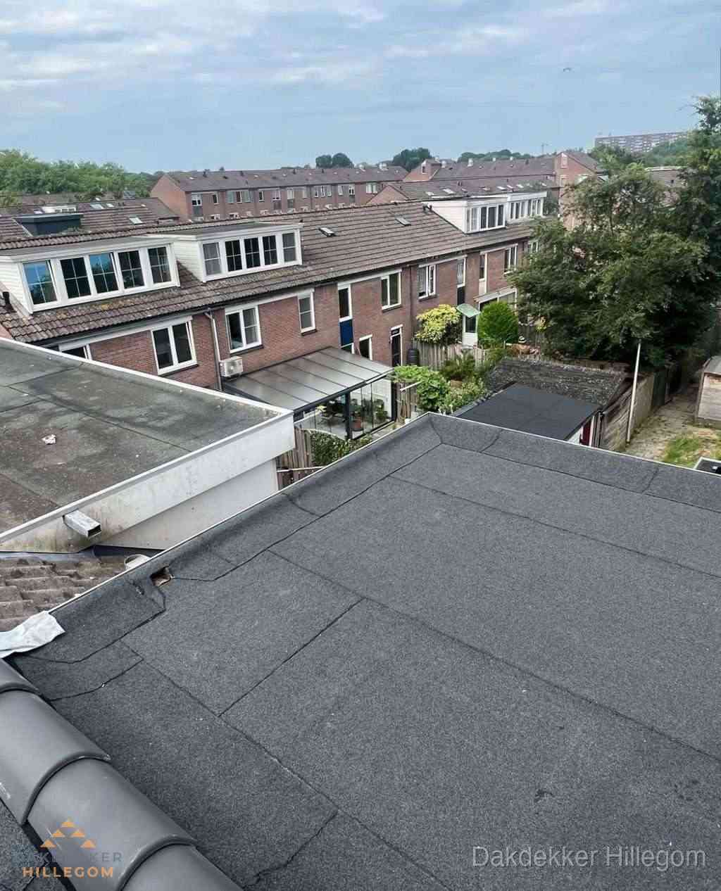 Vernieuwd plat dak met bitumen in woonwijk in Hillegom