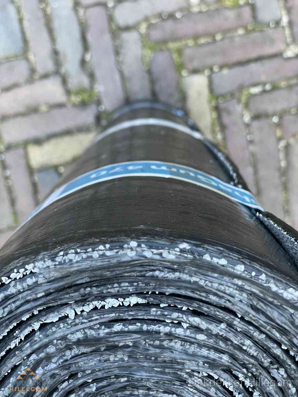 Rol bitumen dakleer met leislag voor plat dak in Hillegom